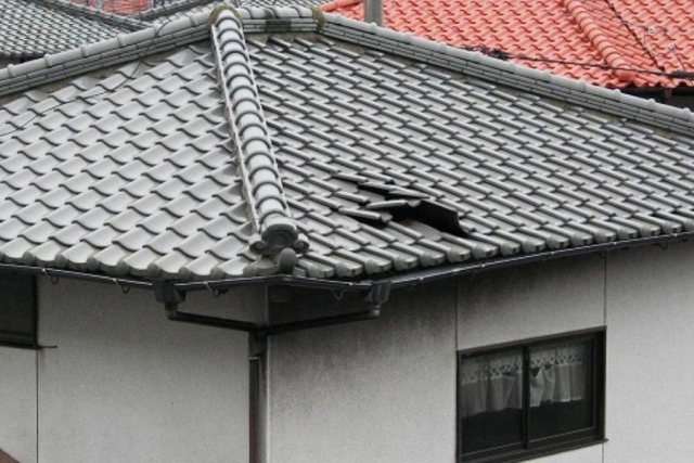 瓦屋根が雨漏りした場合の原因と修理方法!費用相場も解説!