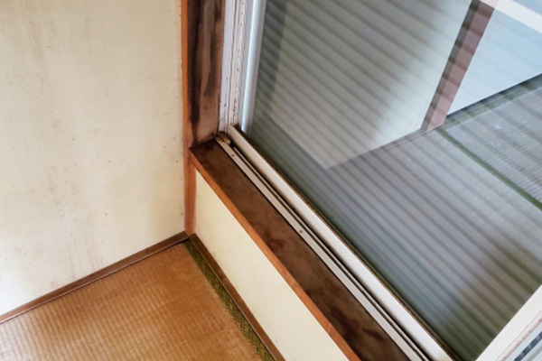 サッシ周りが濡れている
