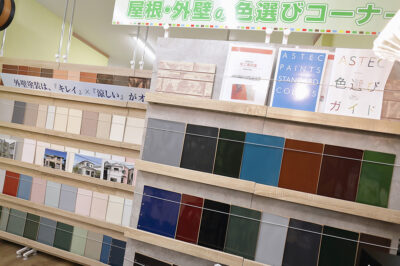 屋根や外壁のサンプルを多数展示しております。