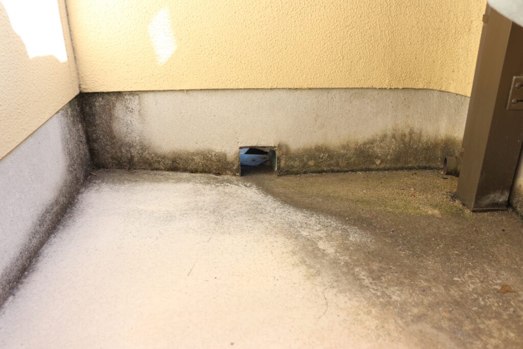 屋内が浸水されてしまうと壁紙やフローリングなどの床材が汚れてしまい、内装にまで被害を受けてしまうかもしれません。