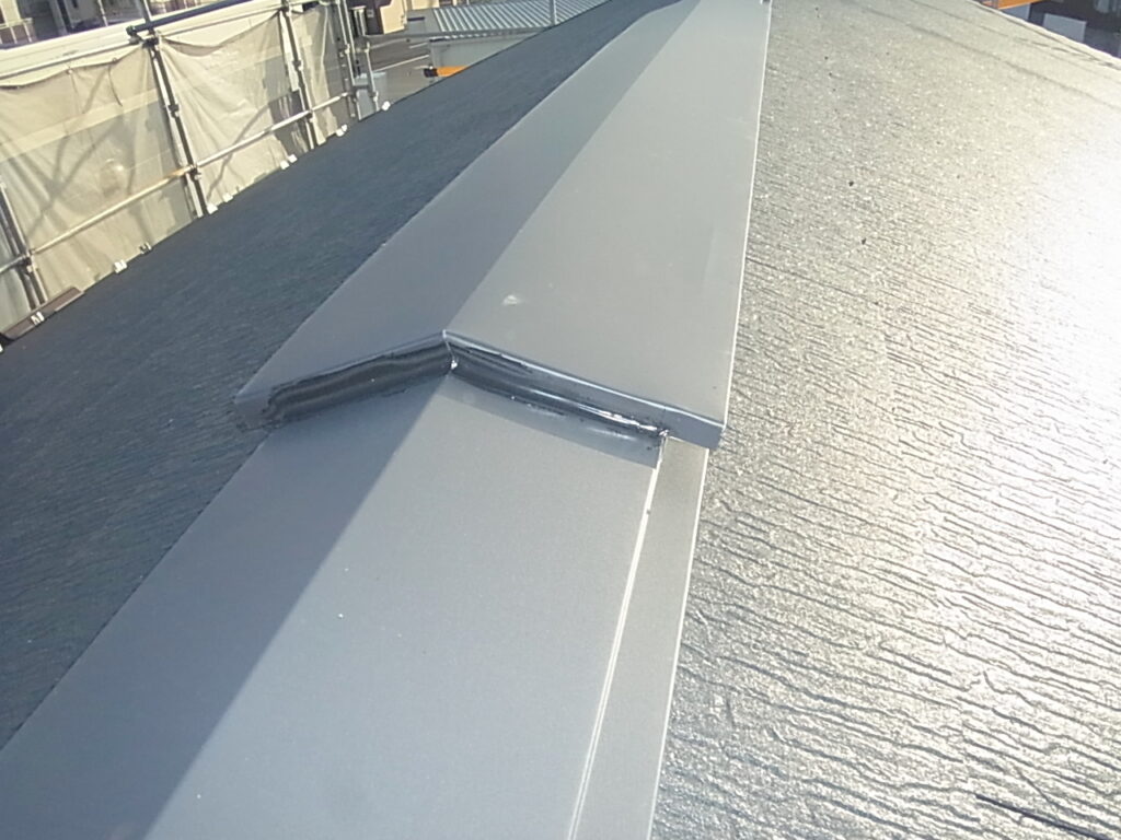 強風で体が浮く感じを体験されたことはありませんか?
建物内部に吹き込んだ風が屋根を突き上げるイメージはこんな感じです。
現在の建物は窓があるお部屋と小屋裏が分離されて、入り込んだ風が屋根を突き上げるということはそうありません。
ですが、飛来物で窓が割れて風が入り込む可能性もあります。
窓が割れて強い風が建物内部に吹き込んでくると屋根が飛ばされる危険性が高くなります。