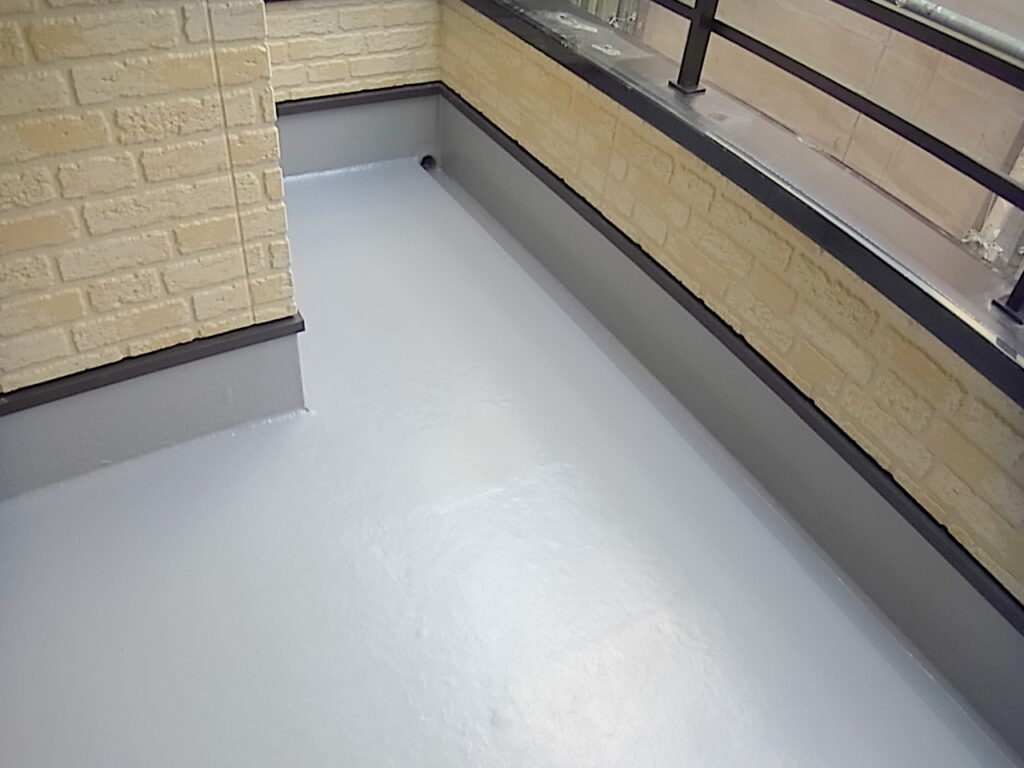 窓枠、カーテンボックスからの雨漏りはどこが原因?