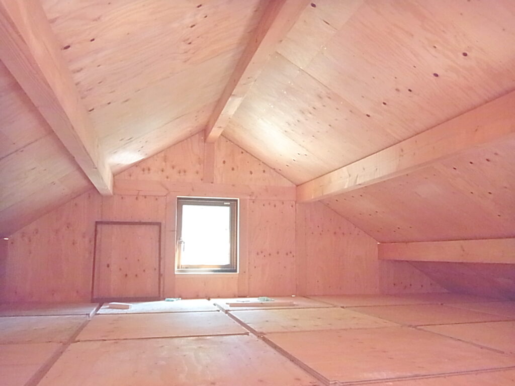 屋根材と屋根材の間にある隙間に強い風が吹き込み、屋根材をバラバラに飛ばしてしまうことがあります。
とくに注意しなければならないのが瓦です。
重厚で頑丈そうに見えますが、瓦は釘固定されていない屋根も多く、スレートや金属屋根よりも被害が多く発生しています。