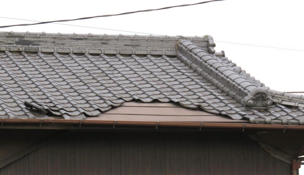 「棟板金の浮き」「棟板金の歪み」など不具合が出ていれば高確率で固定強度が落ちて風に飛ばされやすい状態と言えます。
台風シーズンでは被害が多発しており、目視でも確認しにくくそのまま放置されてしまうことがあります。