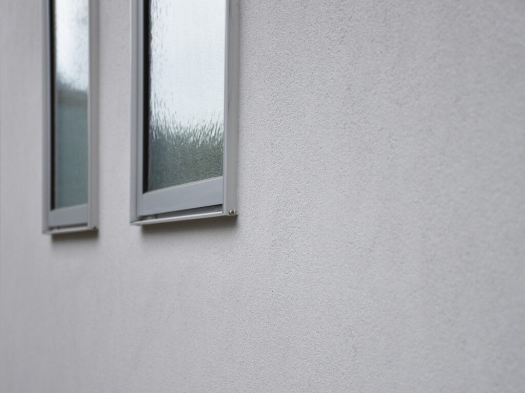 窓枠、カーテンボックスからの雨漏りはどこが原因?