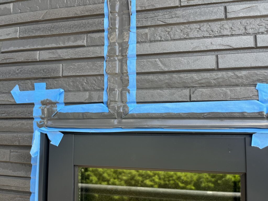 窓枠、カーテンボックスからの雨漏りはどこが原因?
