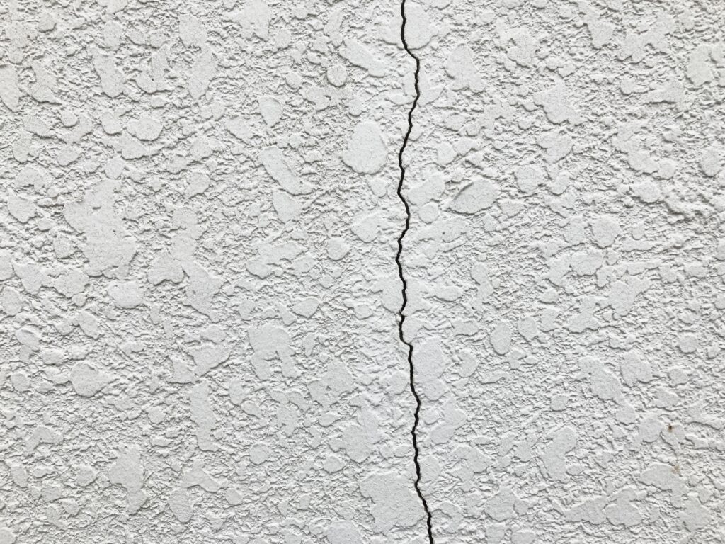 窓枠、カーテンボックスからの雨漏りはどこが原因?